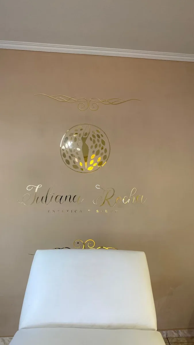 Logo Juliana Rocha Estética e Saúde na parede da recepção